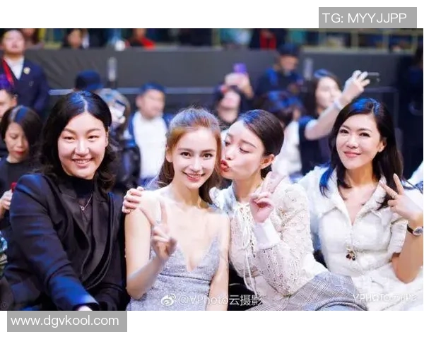 外国足球明星与粉丝亲密互动拍照瞬间记录精彩时刻